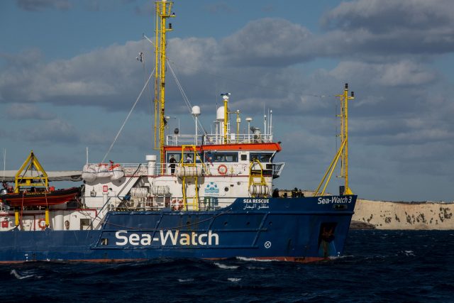 „sea-watch-3“-mit-ueber-250-migranten-an-bord-darf-sizilien-anlaufen