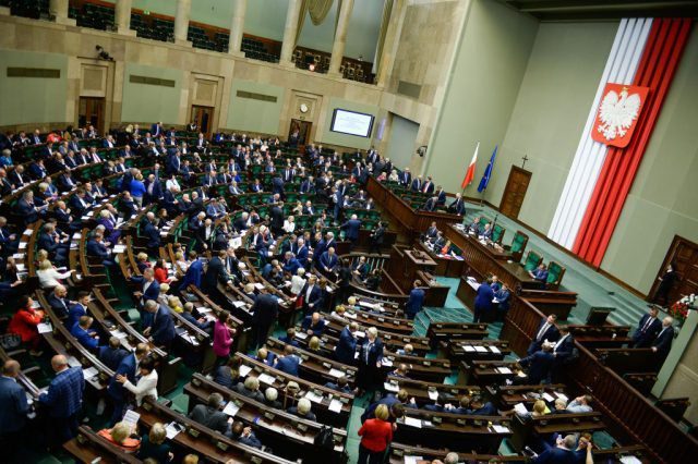 polnisches-parlament-stimmt-umstrittenem-mediengesetz-zu