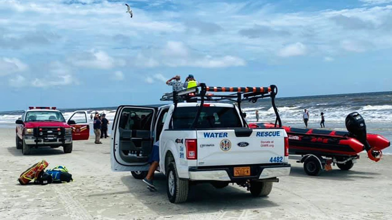 2-dead,-1-rescued-in-north-carolina-rip-tides