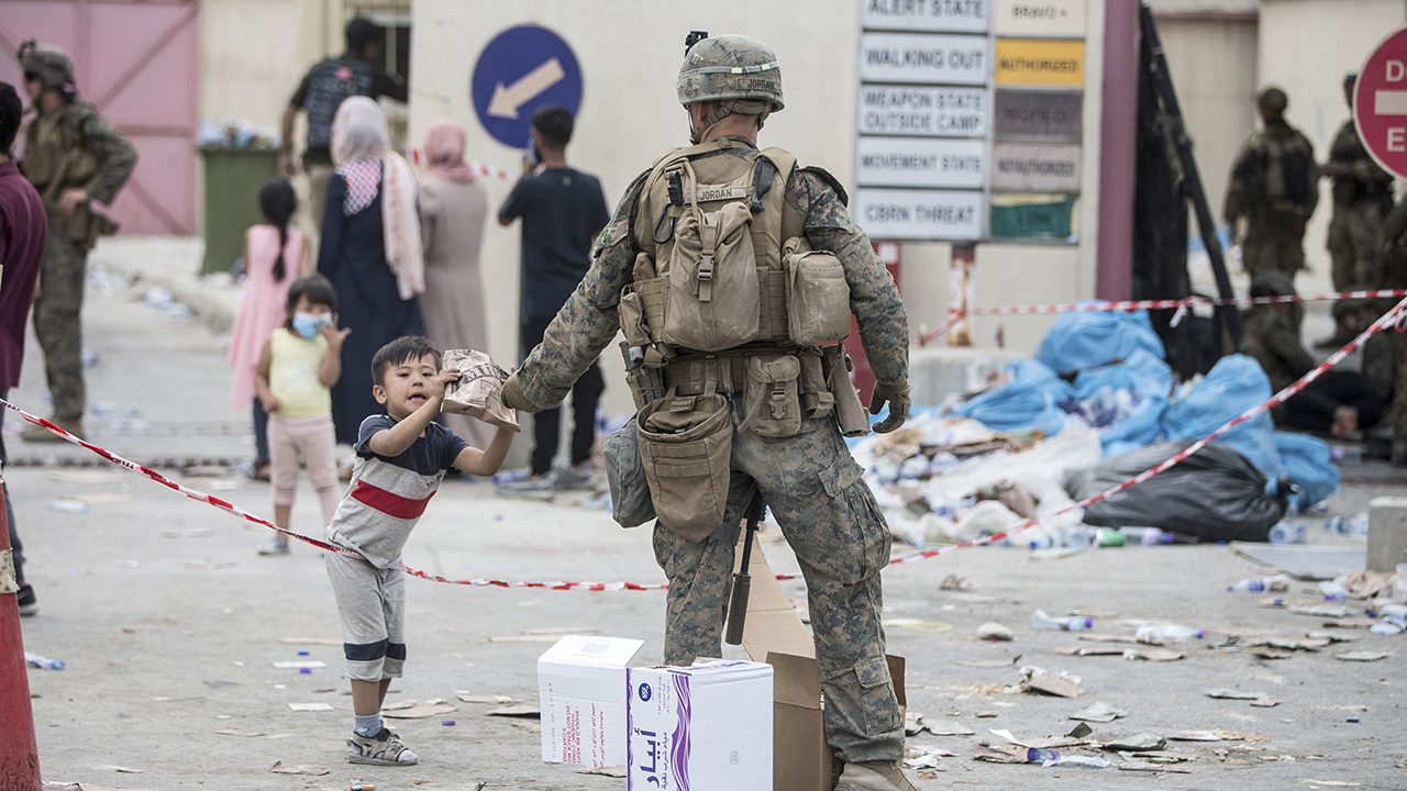 video-of-marine-giving-water-to-afghan-children-goes-viral:-report