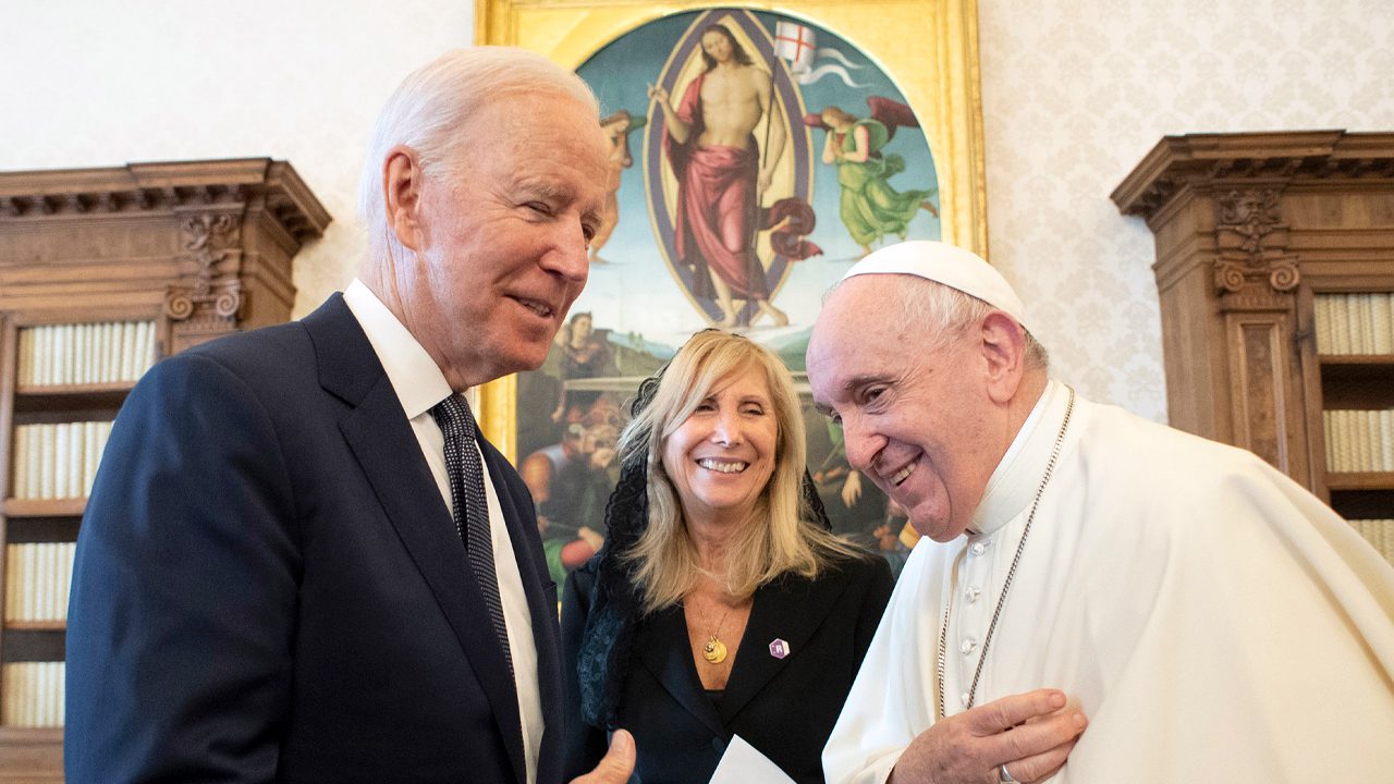 white-house-press-fumes-over-restricted-access-to-biden-meeting-with-pope-francis