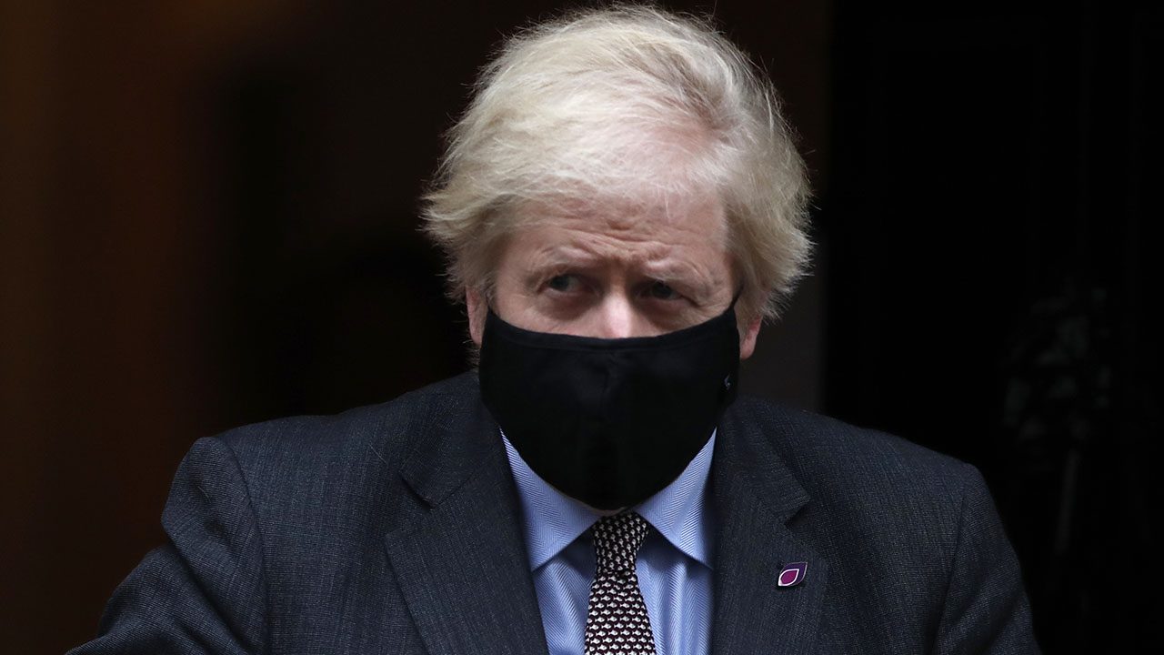 new-uk-mask-rules-start-with-johnson-under-fire-over-parties