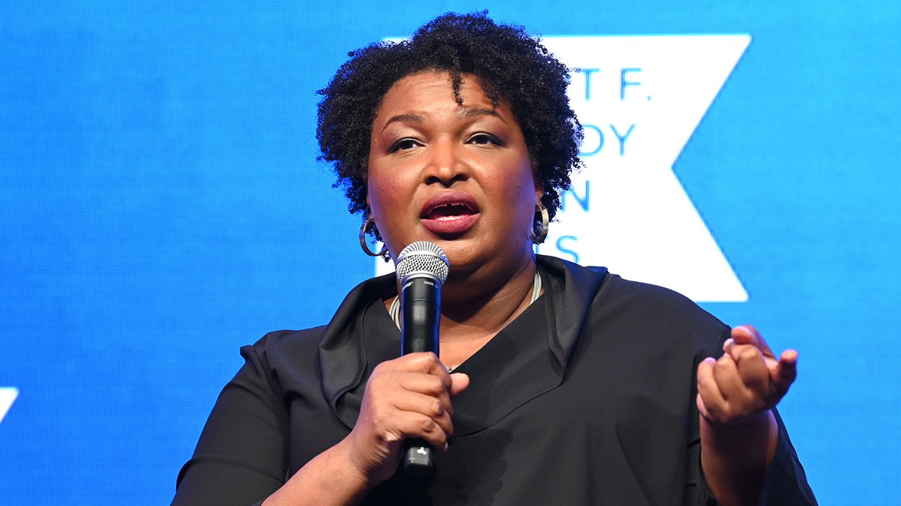 stacey-abrams-apologizes-for-maskless-photo-op-at-school,-says-she-wouldn’t-lift-mandate-for-kids