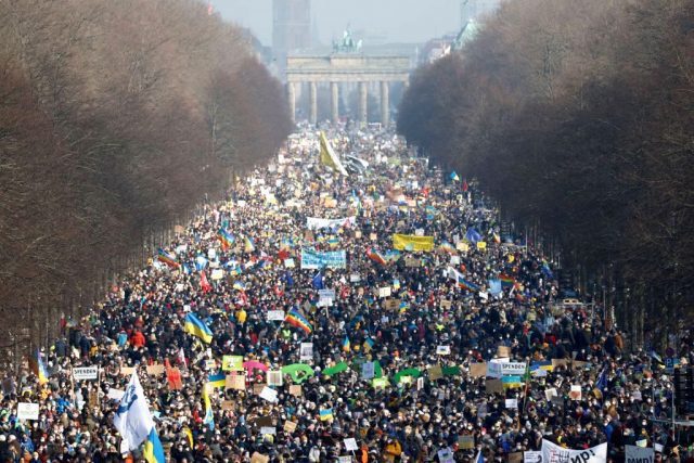 hunderttausend-demonstrieren-in-berlin-gegen-ukraine-krieg