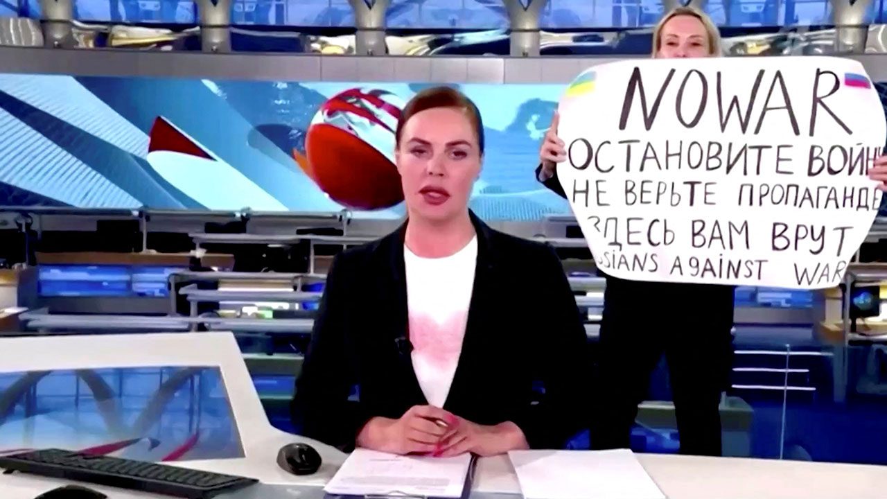 russian-journalist-interrogated,-fined-after-protesting-war-during-state-tv-broadcast