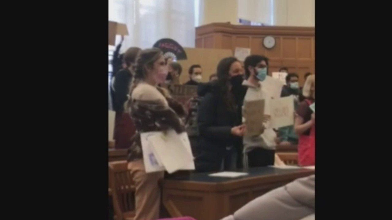 liberal-yale-law-students-derail-bipartisan-‚free-speech‘-event-in-chaotic-protest;-police-called-to-scene