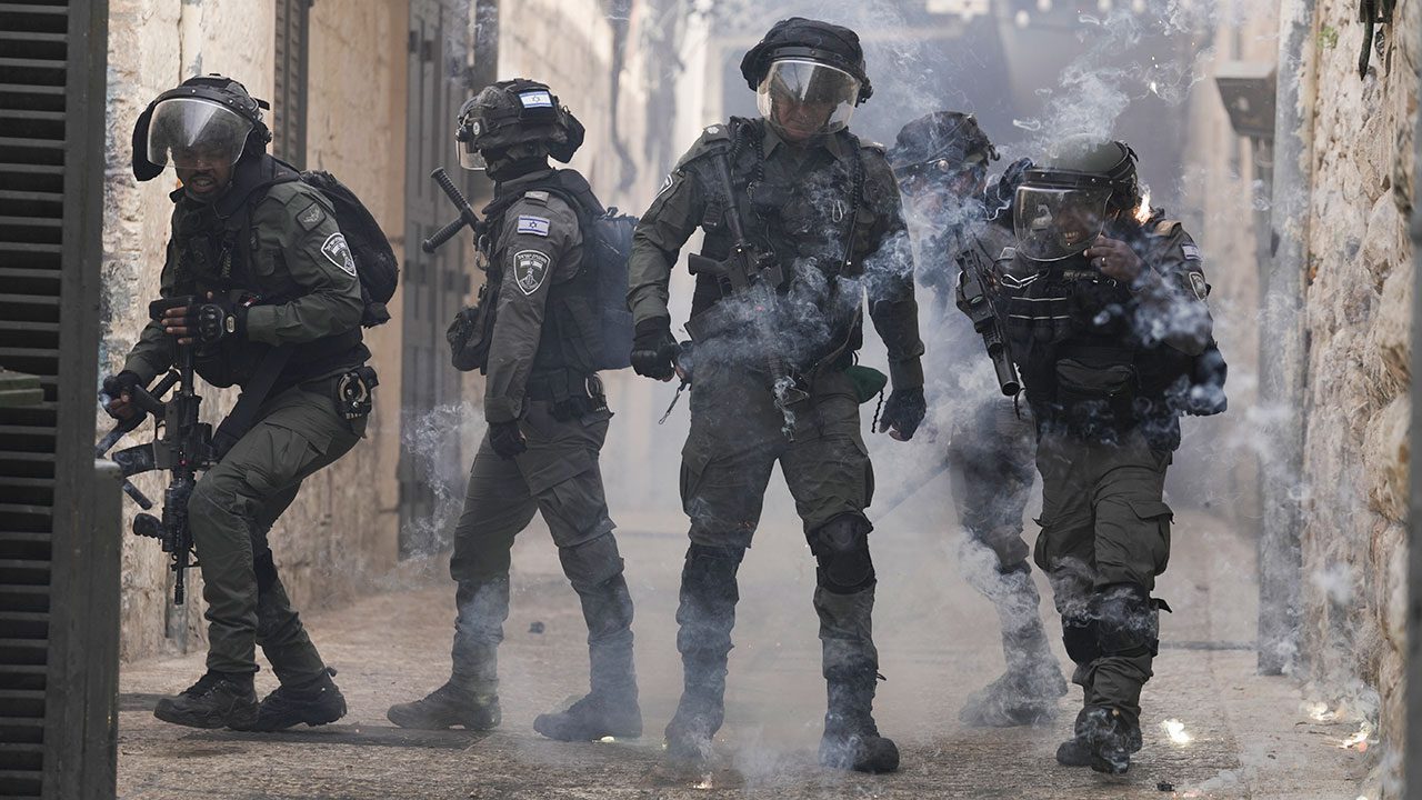clashes-erupt-again-near-flashpoint-jerusalem-holy-site