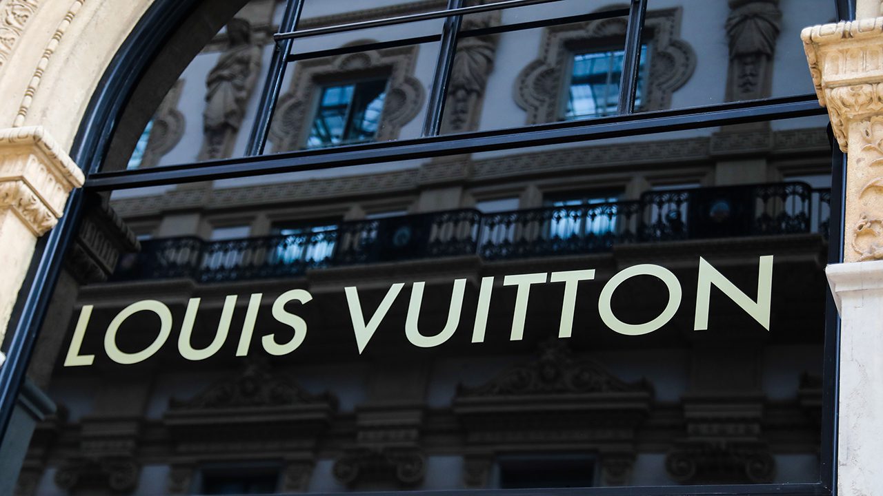 army-of-masked-robbers-enter-louis-vuitton,-steal-over-$104k-of-merchandise-in-minutes