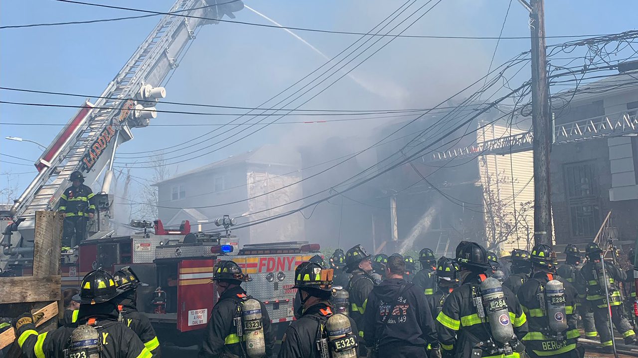 brooklyn-house-fire-leaves-one-fdny-firefighter-dead,-at-least-seven-others-injured