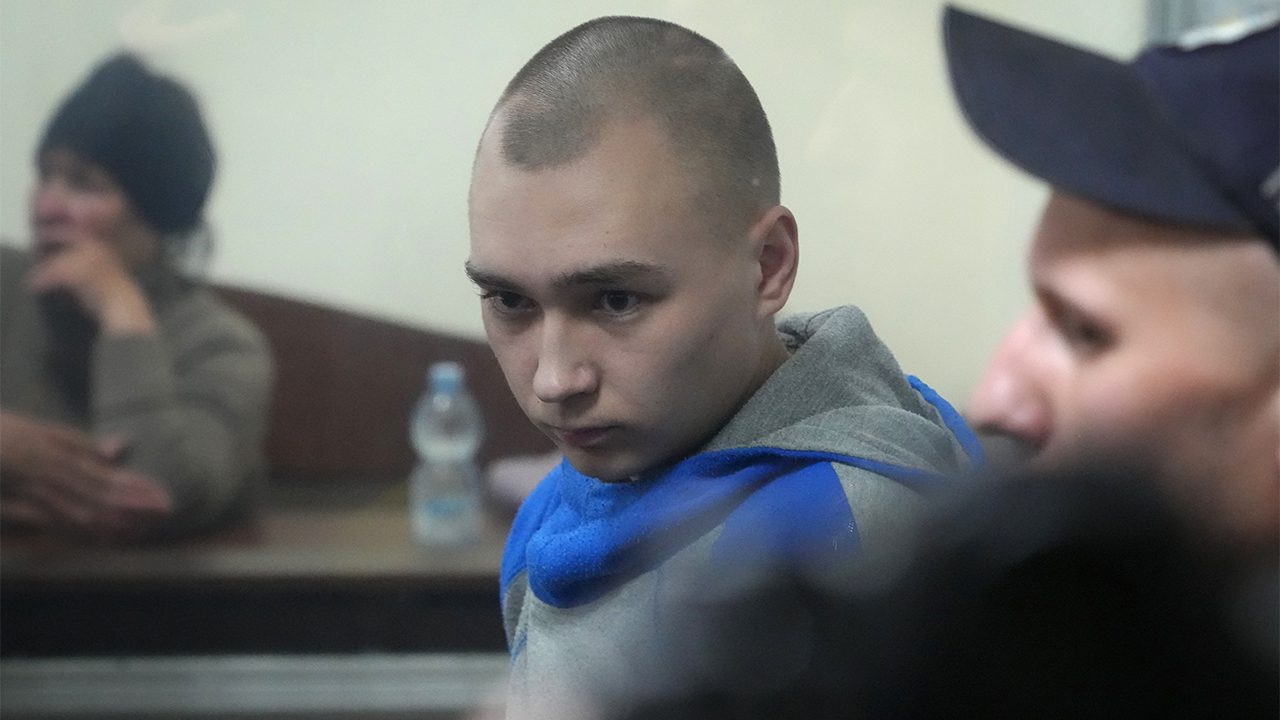 ukraine-war:-russian-soldier-on-trial-for-war-crimes-begs-for-‚forgiveness‘