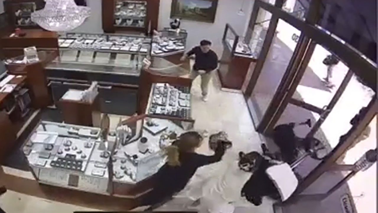 video-shows-california-diamond-shop-workers-fight-off-smash-and-grab-robbers
