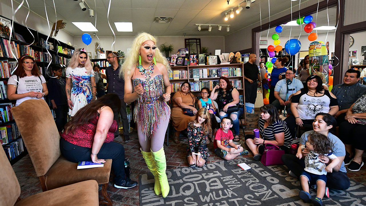california-police-probe-‚drag-queen-story-hour‘-disturbance-as-possible-hate-crime