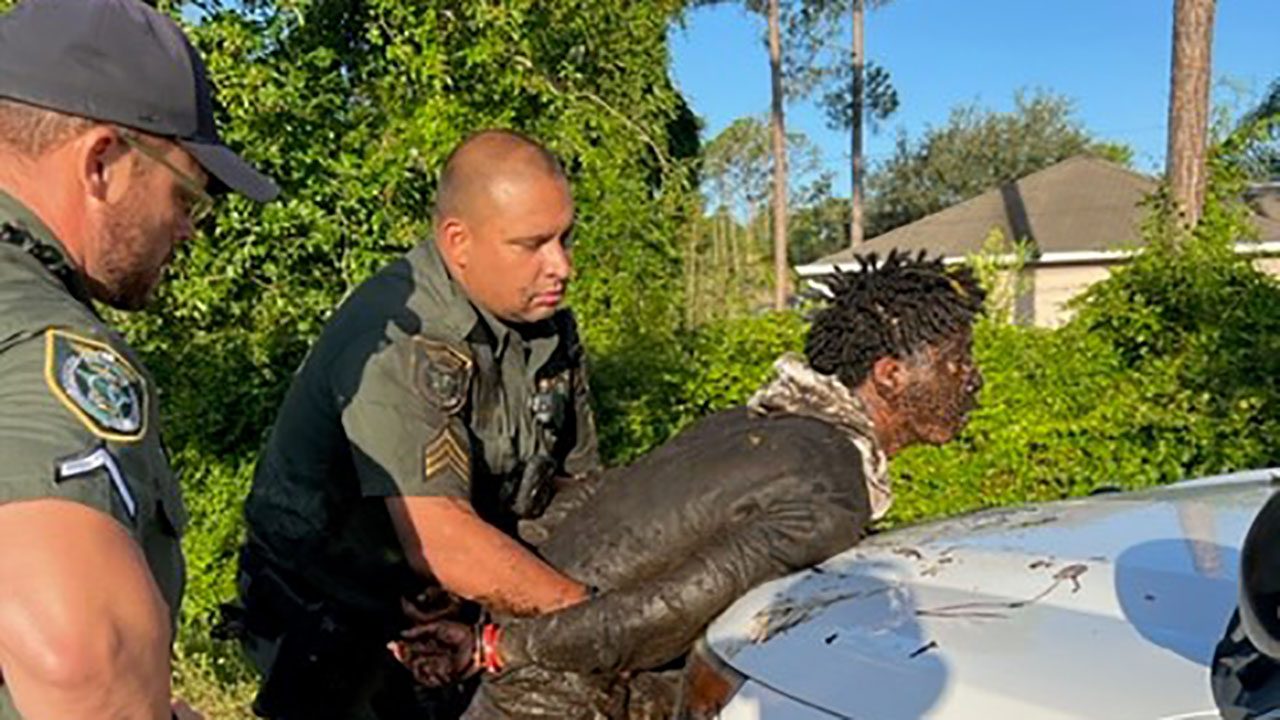 florida-man-accused-of-carjacking-street-sweeper-tackled-into-muddy-ditch-during-police-chase