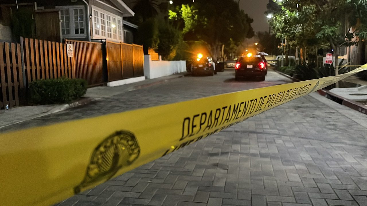 hollywood-slayings-leave-man-and-woman-dead,-search-on-for-gunman