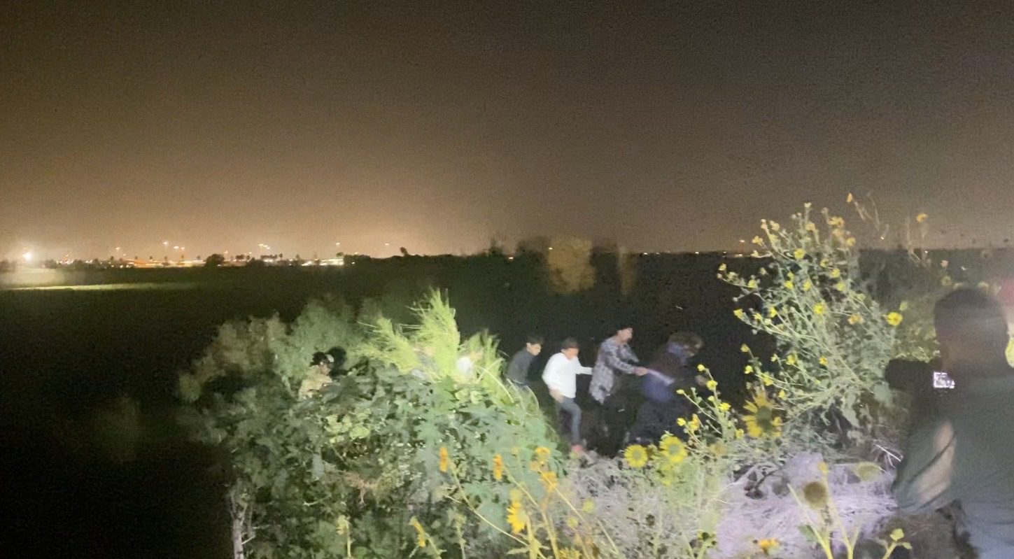 at-the-southern-border:-dozens-of-migrants-detained-as-border-patrol-contends-with-the-nightly-influx