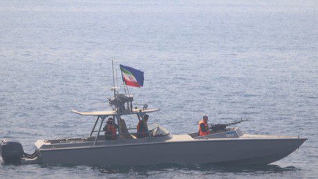 strasse-von-hormus:-us-schiff-gibt-leuchtsignale-zur-abschreckung-von-iranischen-schnellbooten-ab