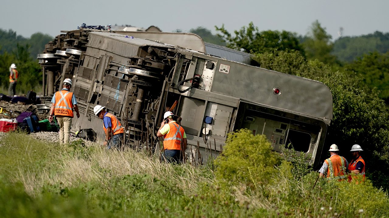 missouri-amtrak-derailment:-authorities-identify-dead-passengers