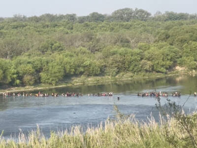 ‘this-is-an-invasion’:-watch-coyotes-guide-massive-group-of-migrants-across-the-tx-border