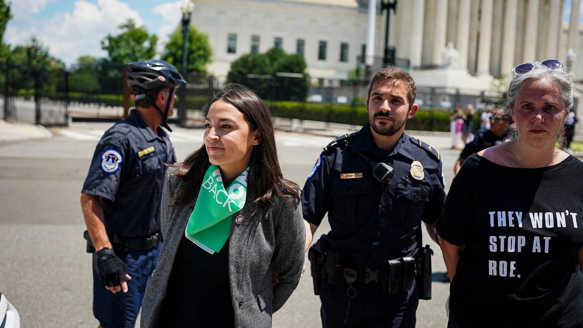 politifact-slammed-for-‚fact-check‘-on-ocasio-cortez-arrest-where-she-seemed-to-pretend-to-wear-handcuffs