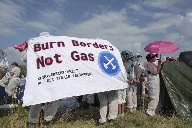 wut-winter-verkehrt:-klimaaktivisten-wollen-grenzen-statt-erdgas-verbrennen