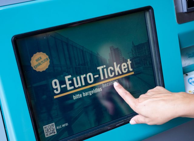 „porsche-fahren“-statt-9-euro-ticket:-polizei-ermittelt-zu-fdp-fake-plakaten