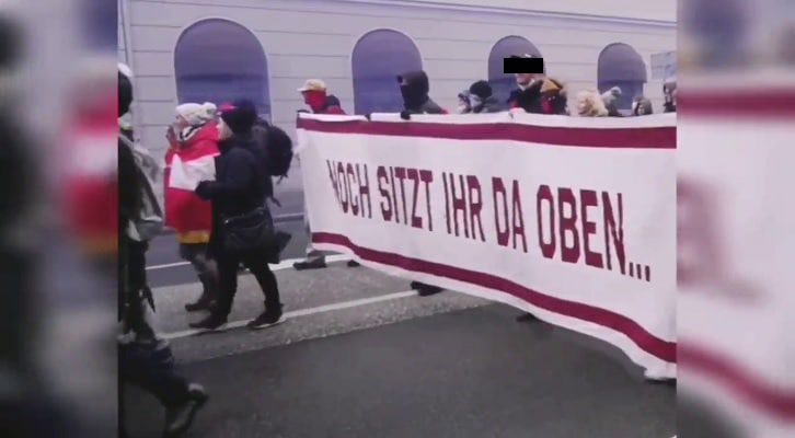 behoerdenwillkuer-im-raum:-system-verfolgt-buerger-wegen-demo-banner