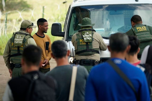 texas-schickt-migrantenbusse-nach-washington-–-buergermeisterin-erklaert-notstand