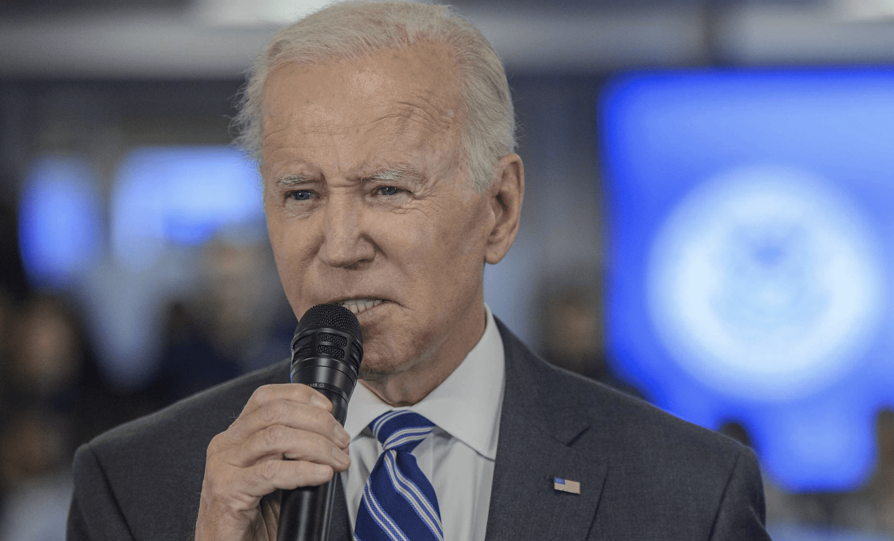 biden-appears-to-get-off-course-during-press-conference,-officials-try-to-grab-his-attention