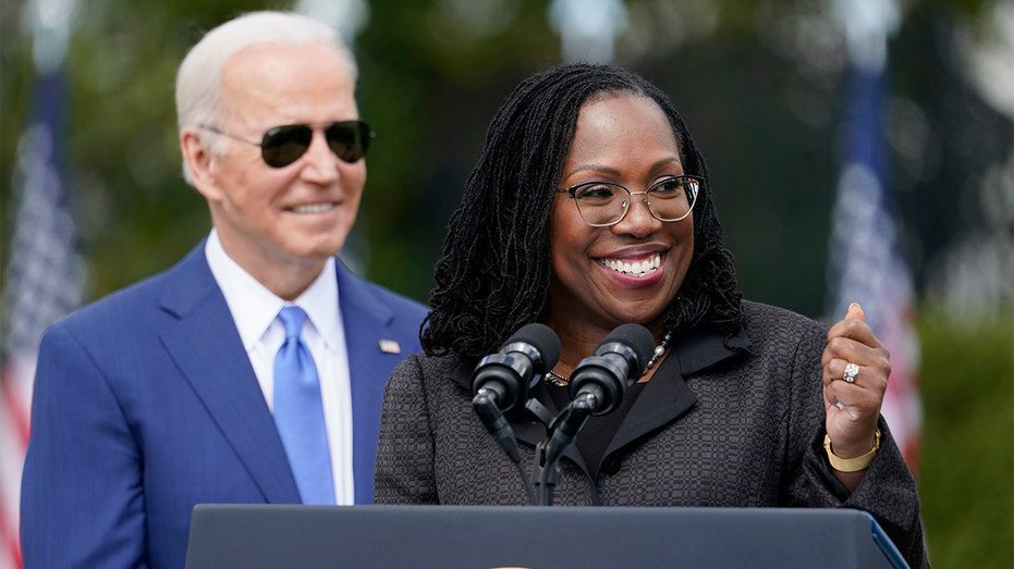 biden,-harris-join-ketanji-brown-jackson-at-investiture-ceremony-ahead-of-justice’s-first-term