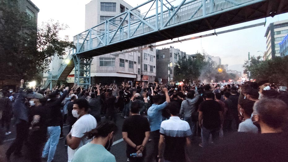 iranian-authorities-arrest-celebrities,-artists,-foreign-nationals-during-protest-crackdown:-report