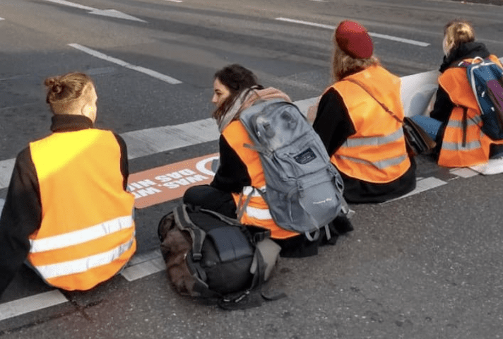 wegen-klima-klebe-aktivisten:-feuerwehr-am-weg-zu-schwerverletzter-blockiert