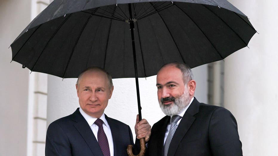 putin-hosts-armenian-and-azerbaijani-leaders-in-attempt-to-broker-peace