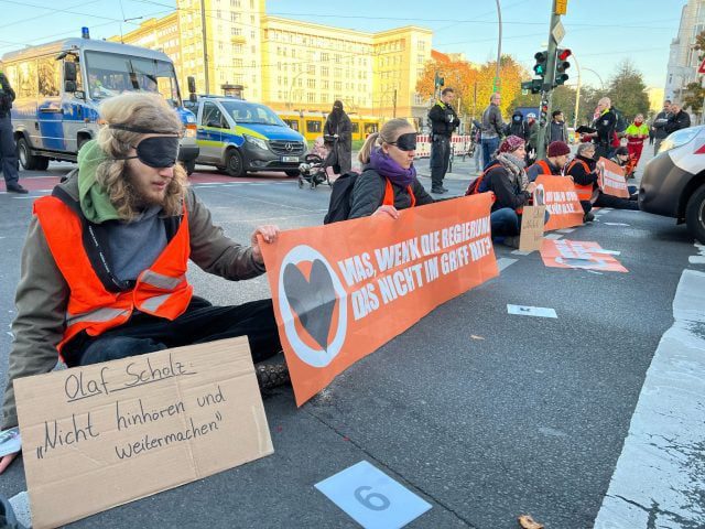 klimaaktivisten-blockade-verzoegert-rettung-einer-radlerin-in-berlin