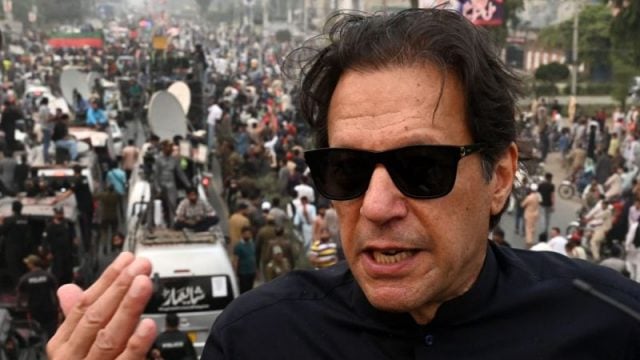pakistans-ex-premierminister-imran-khan-bei-attentat-verletzt