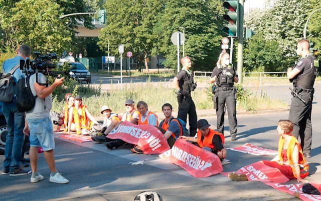 klimaaktivisten-und-berliner-senat:-trotz-strassenblockaden-keine-verfahren-wegen-gefaehrlichen-eingriffs-in-strassenverkehr