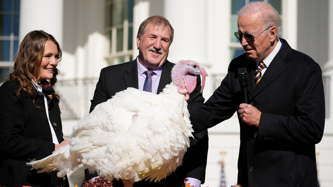 at-turkey-pardon,-biden-serves-jokes-and-vaccination-push