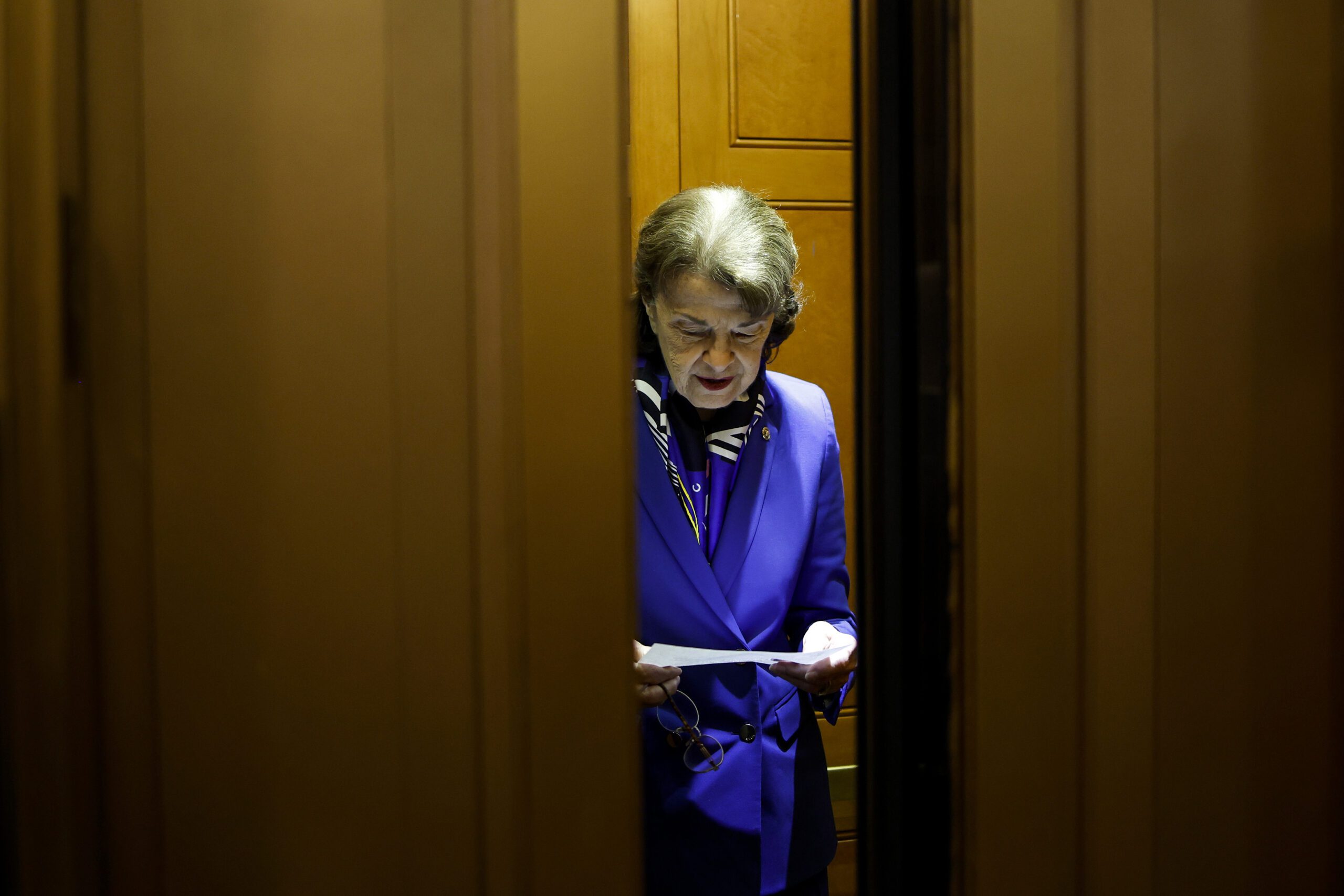 dianne-feinstein’s-extremely-awkward,-very-uncomfortable-exit-from-the-political-stage