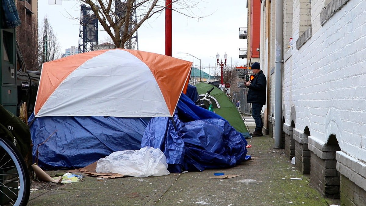 oregon-lawmakers-‚loving-homeless-to-death‘-by-throwing-millions-in-funding-at-crisis,-local-official-says
