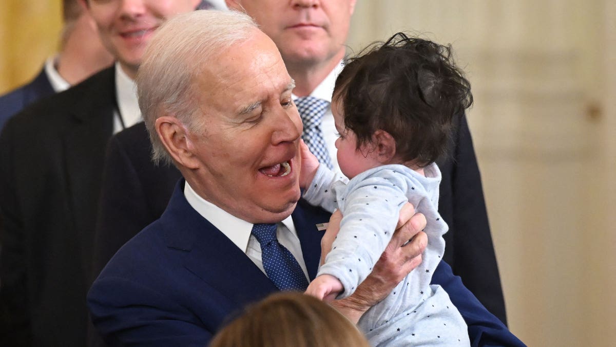 watch:-biden-says-he-likes-‚babies-better-than-people‘-as-child-wails-during-white-house-speech