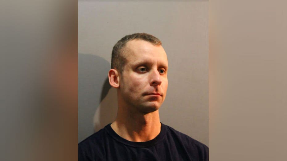 chicago-firefighter-charged-with-allegedly-pimping-prostitute-out-of-his-apartment:-report