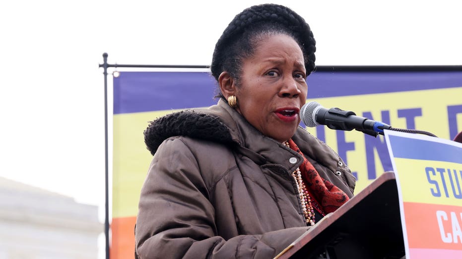 a-look-back-at-‚queen‘-sheila-jackson-lee’s-wildest-moments-from-years-in-congress:-‚mean‘-boss,-verbal-abuse