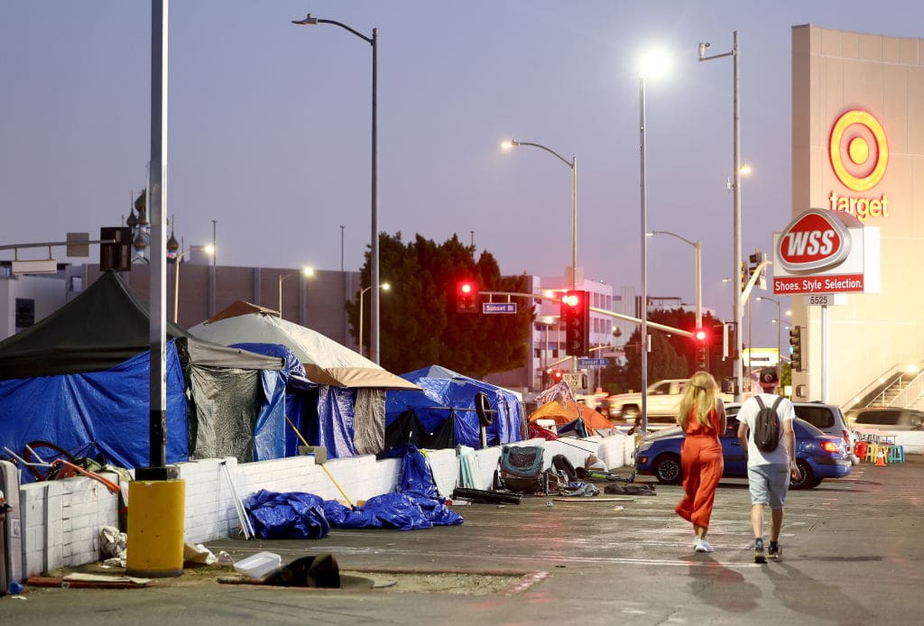hotels-in-los-angeles-stellen-obdachlose-migranten-aus-skid-row-ein,-um-streikende-arbeiter-zu-ersetzen