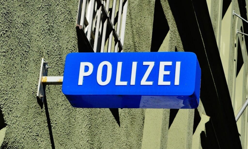 warum-sind-hausdurchsuchungen-in-deutschland-beliebt?-anwalt:-polizei-ist-in-der-lage-einen-zu-verpruegeln