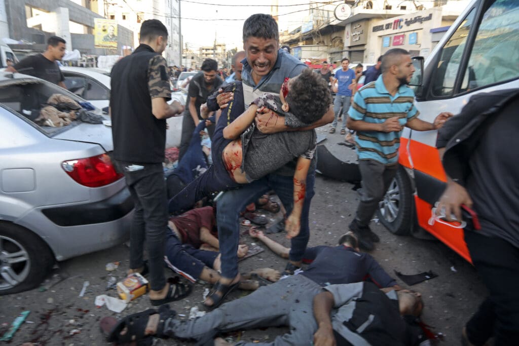 israelische-bombardierung-des-krankenwagenkonvois-in-der-naehe-des-groessten-krankenhauses-von-gaza