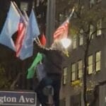 pro-hamas-schlaeger-in-new-york-reisst-amerikanische-flagge-herunter-und-ersetzt-sie-durch-palaestinensische-flagge-(video)