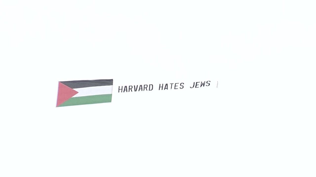 flugzeug-zieht-ein-banner-ueber-der-harvard-universitaet-mit-der-aufschrift-„harvard-hasst-juden“-(video)