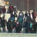 gerade-eingetroffen:-eine-weitere-massive-gruppe-illegaler-einwanderer-stroemt-aufgrund-von-joe-bidens-einladung-zur-offenen-grenze-nach-lukeville,-arizona-(video)