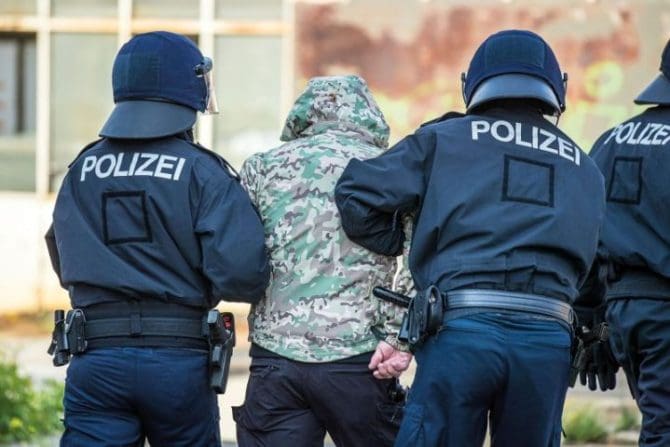 16-jaehriger-tuerke-wegen-verdachts-auf-terrorismus-festgenommen:-planung-eines-angriffs-auf-eine-synagoge