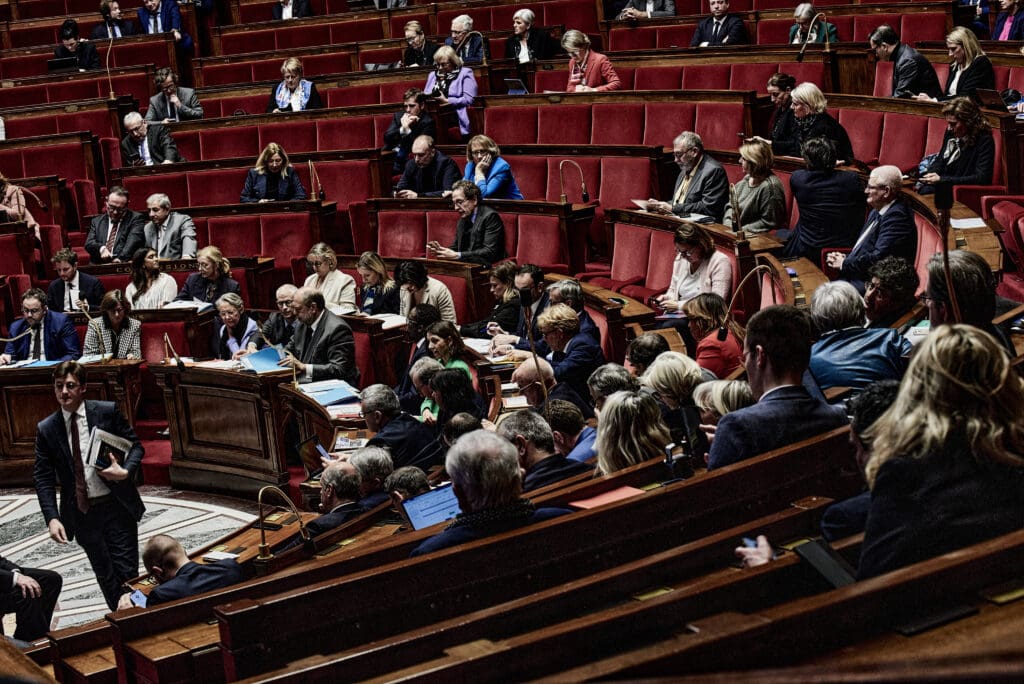 frankreichs-nationalversammlung-lehnt-das-zuwanderungsgesetz-von-macron-ab:-fokus-auf-inhalte-anstelle-von-barrieren
