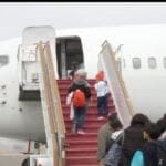 texas-gouverneur-abbott-beginnt-damit,-illegale-einwanderer-in-schutzstaedte-zu-fliegen-–-erster-flug-von-illegalen-landet-in-chicago-(video)